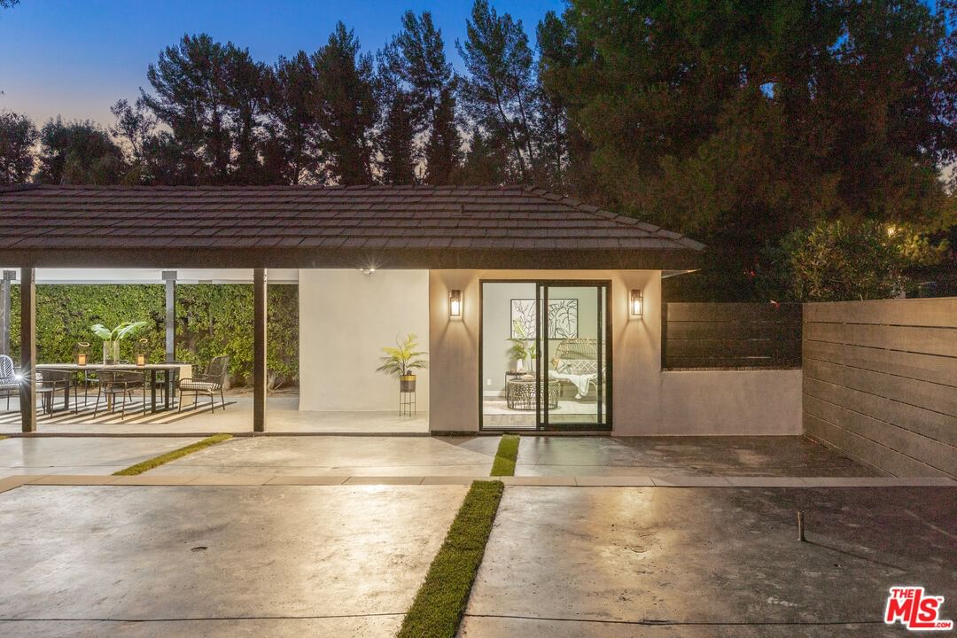Tarzana Estates photo 26
