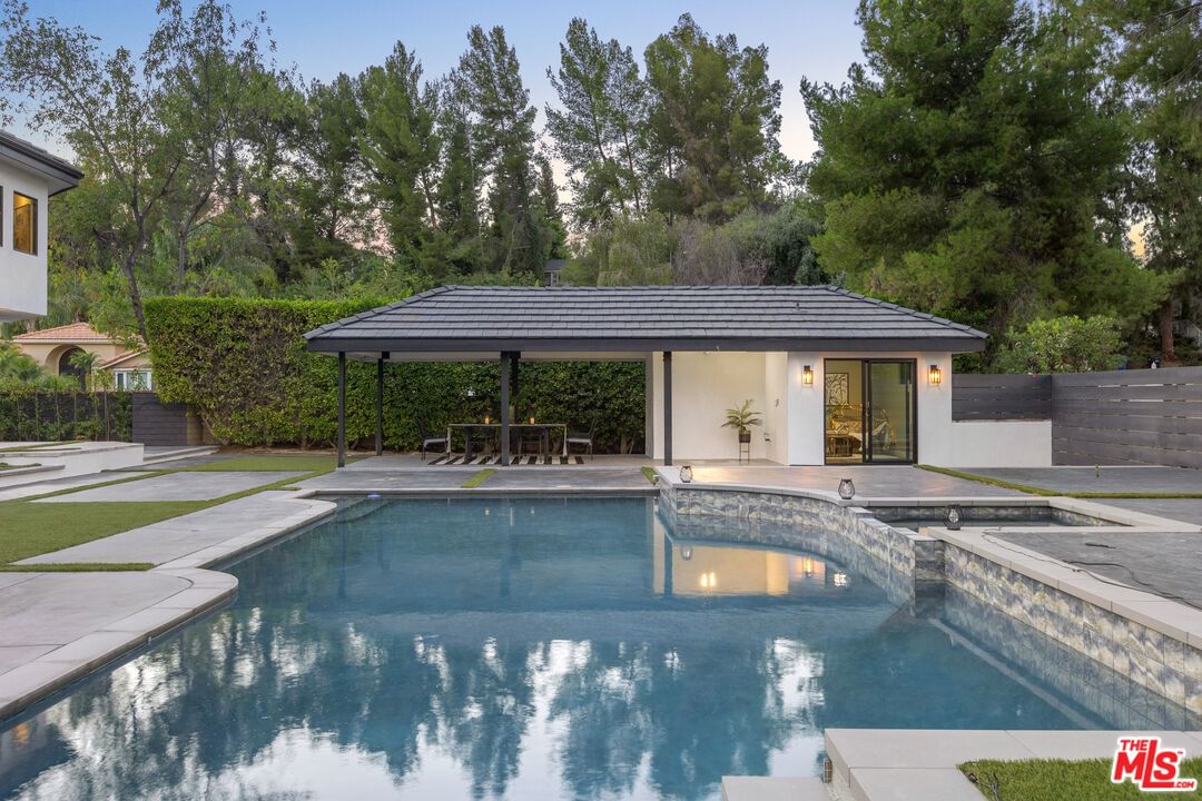 Tarzana Estates photo 27