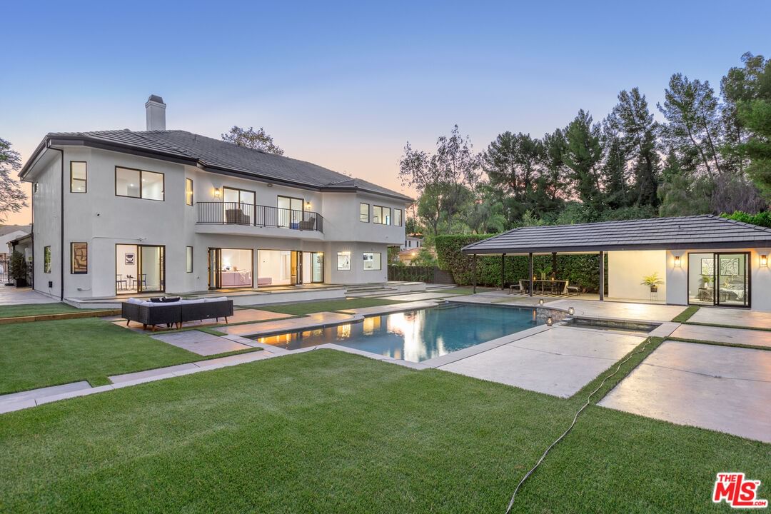 Tarzana Estates photo 28