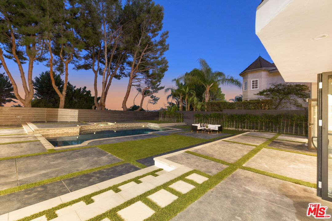 Tarzana Estates photo 32