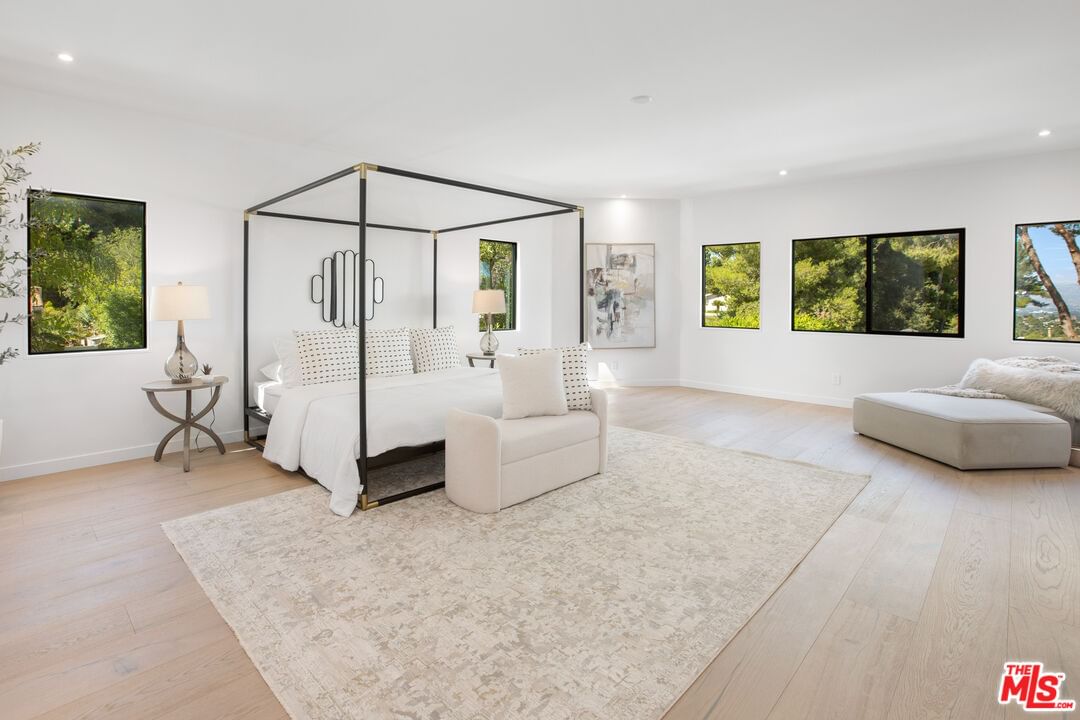 Tarzana Estates photo 40