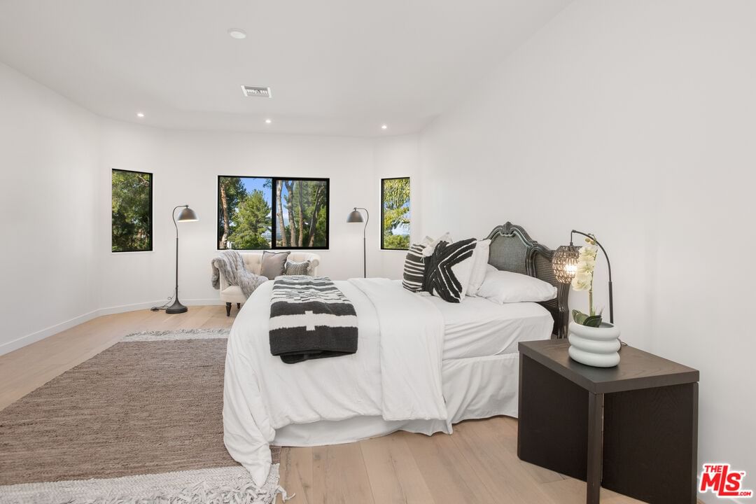 Tarzana Estates photo 53