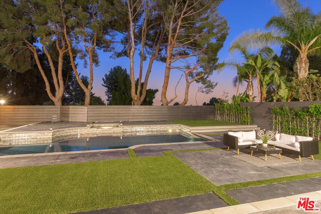 Tarzana Estates photo 58