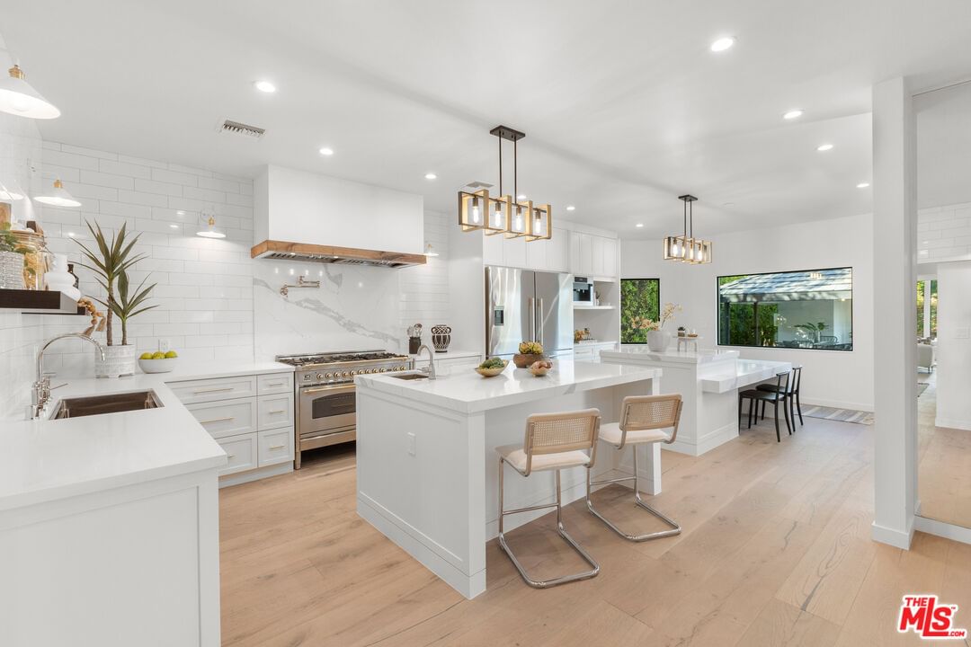 Tarzana Estates photo 8