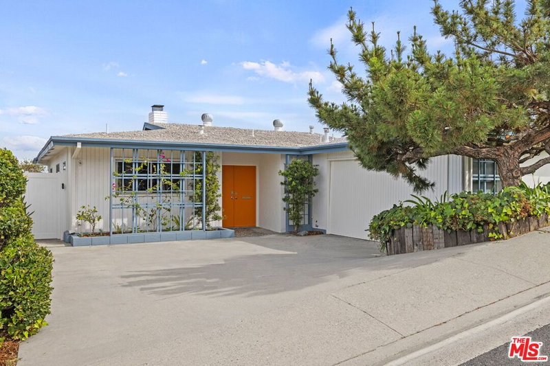 962 Village Dr