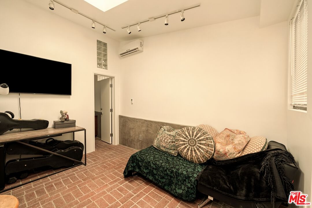 Pacific View photo 25