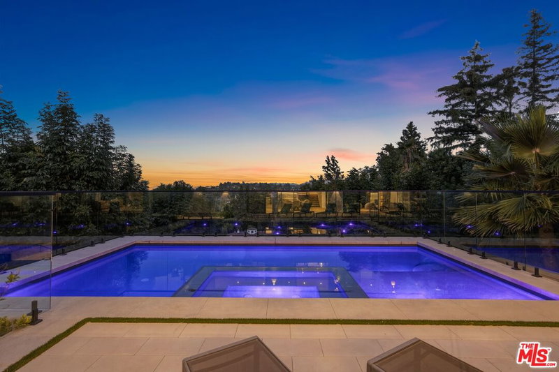 16800 Oak View Dr