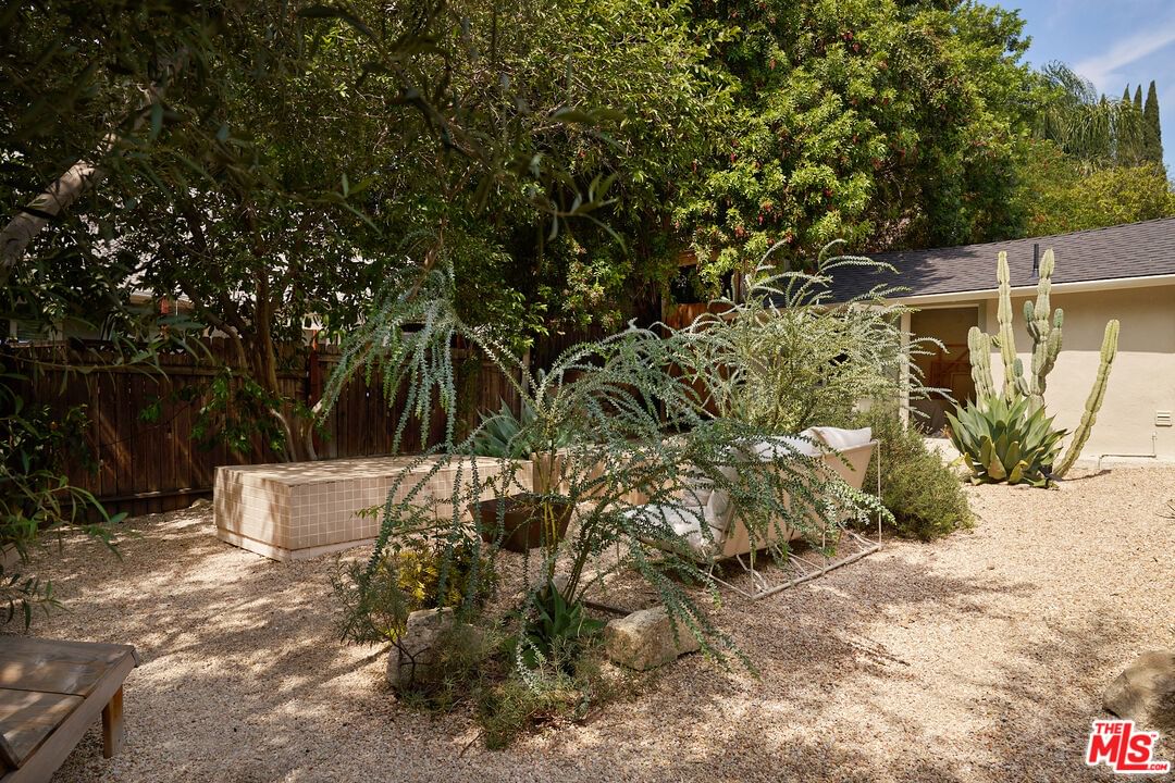 Avenue 52 photo 32