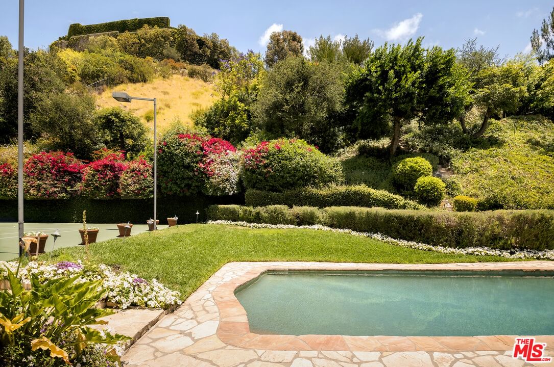 Beverly Glen photo 35