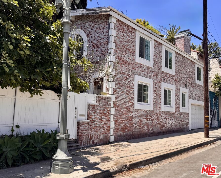 Cahuenga photo 3