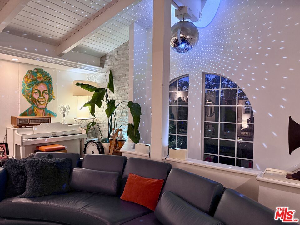 Cahuenga photo 31