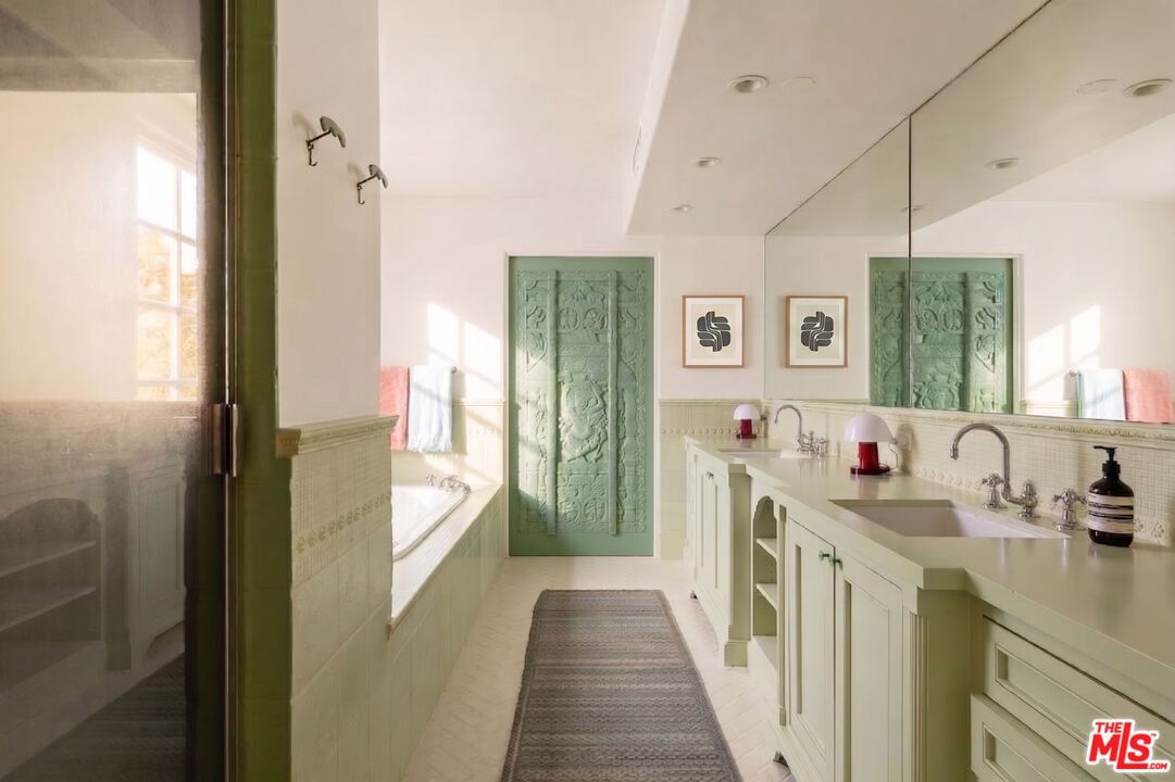 Malibu Colony photo 8
