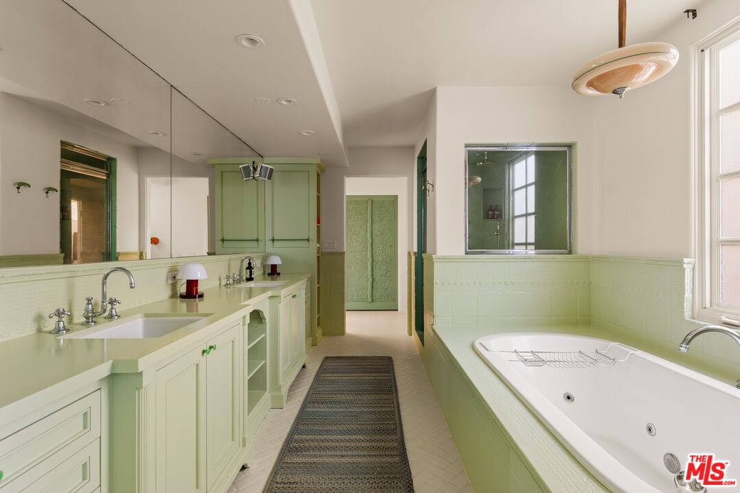Malibu Colony photo 9