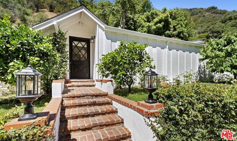 3933 Mandeville Canyon Rd