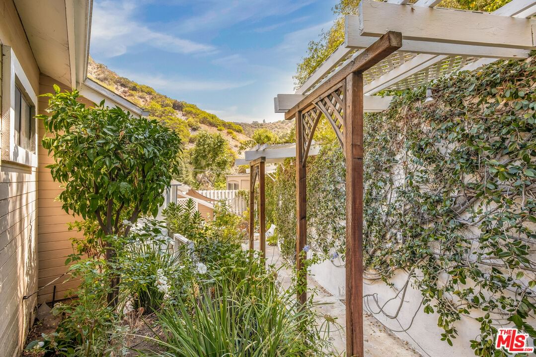 Beverly Glen photo 41