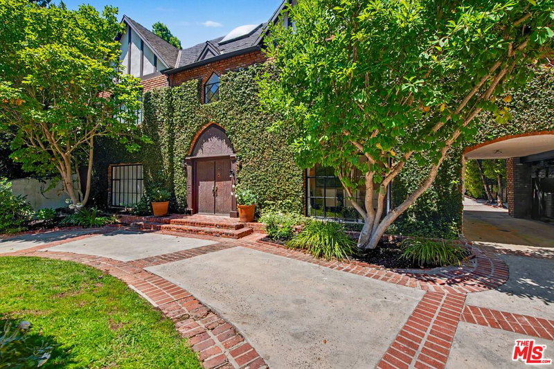 2411 Benedict Canyon Dr