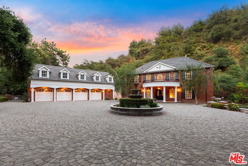 12 Woodlyn Ln