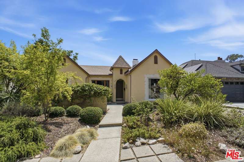 1232 Rock View St