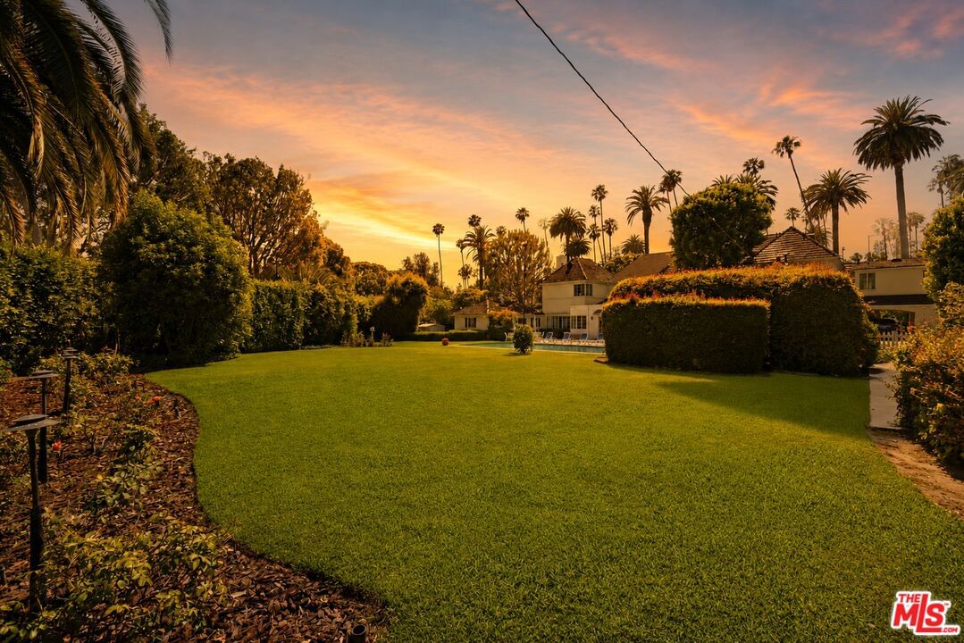Beverly photo 10