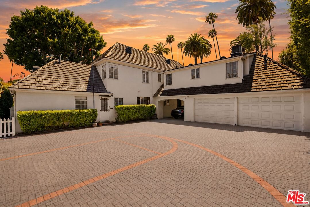 Beverly photo 15