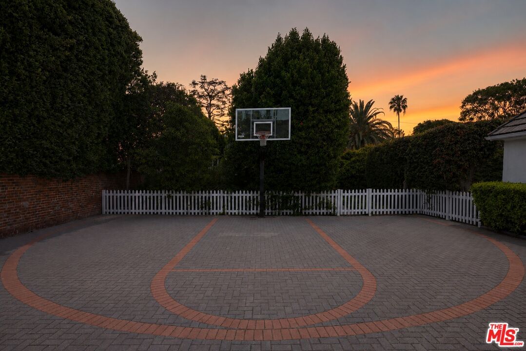 Beverly photo 16
