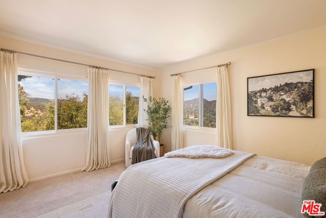 Valley View photo 36