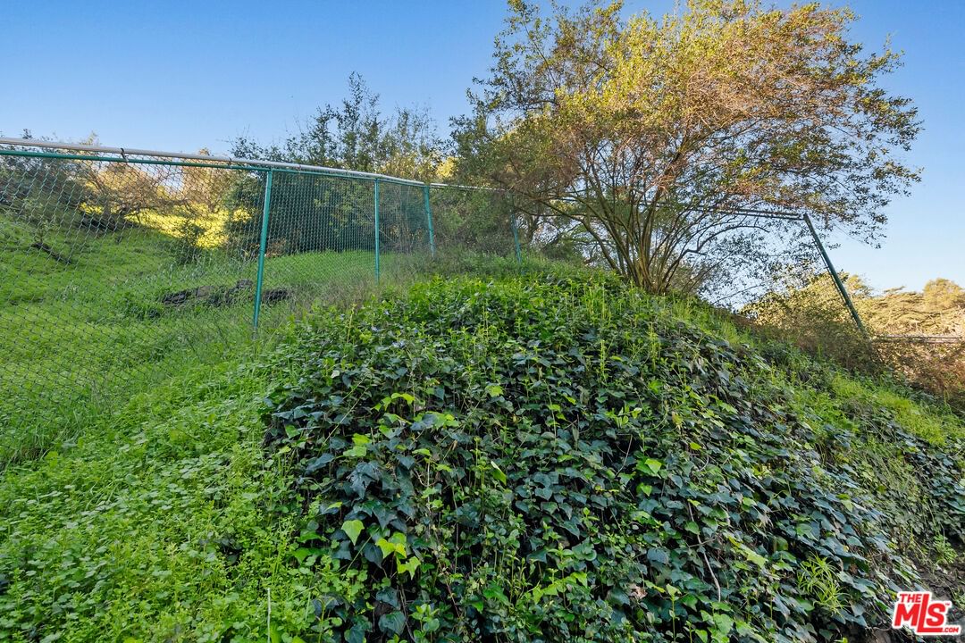 Beverly Glen photo 22