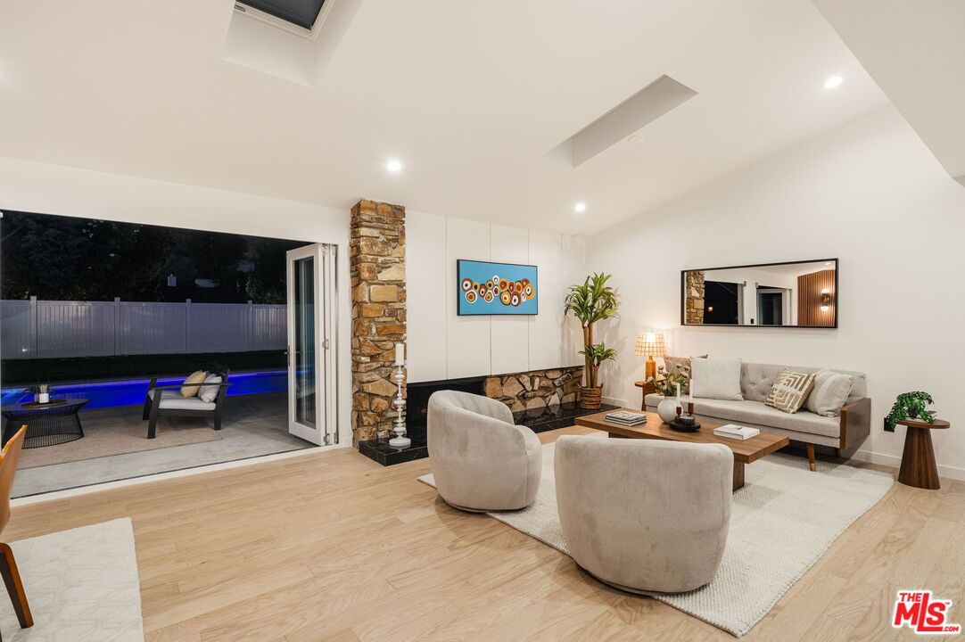 Mulholland photo 18