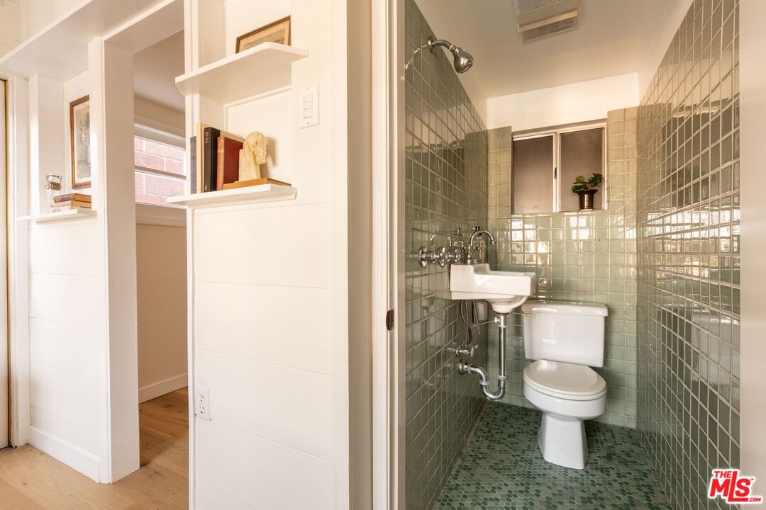 Laurel Terrace photo 15