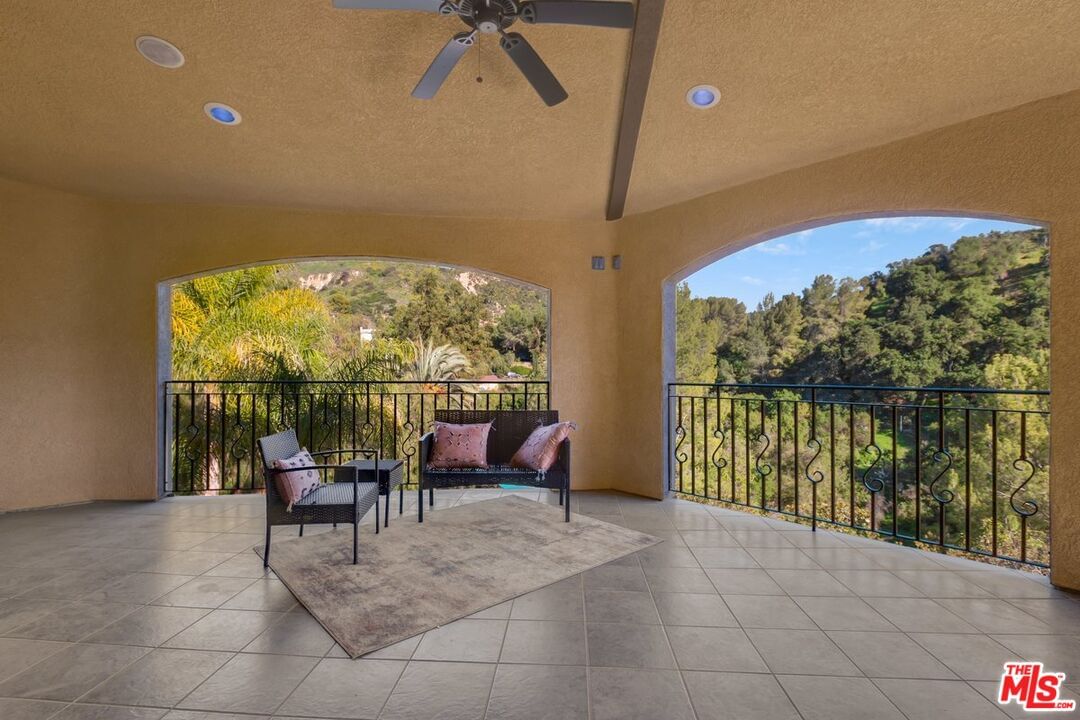 TOPANGA SKYLINE photo 31