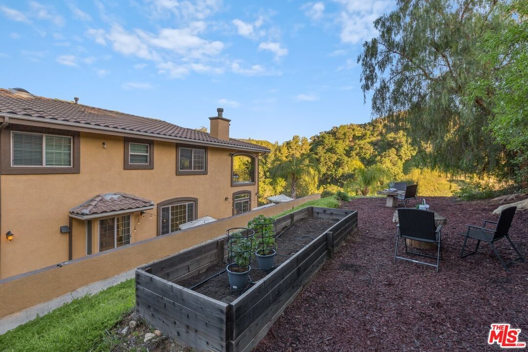 TOPANGA SKYLINE photo 35