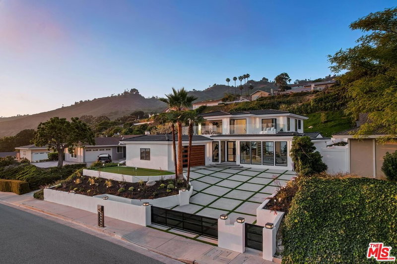 32346 Phantom Dr