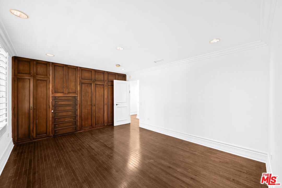 Beverly photo 26