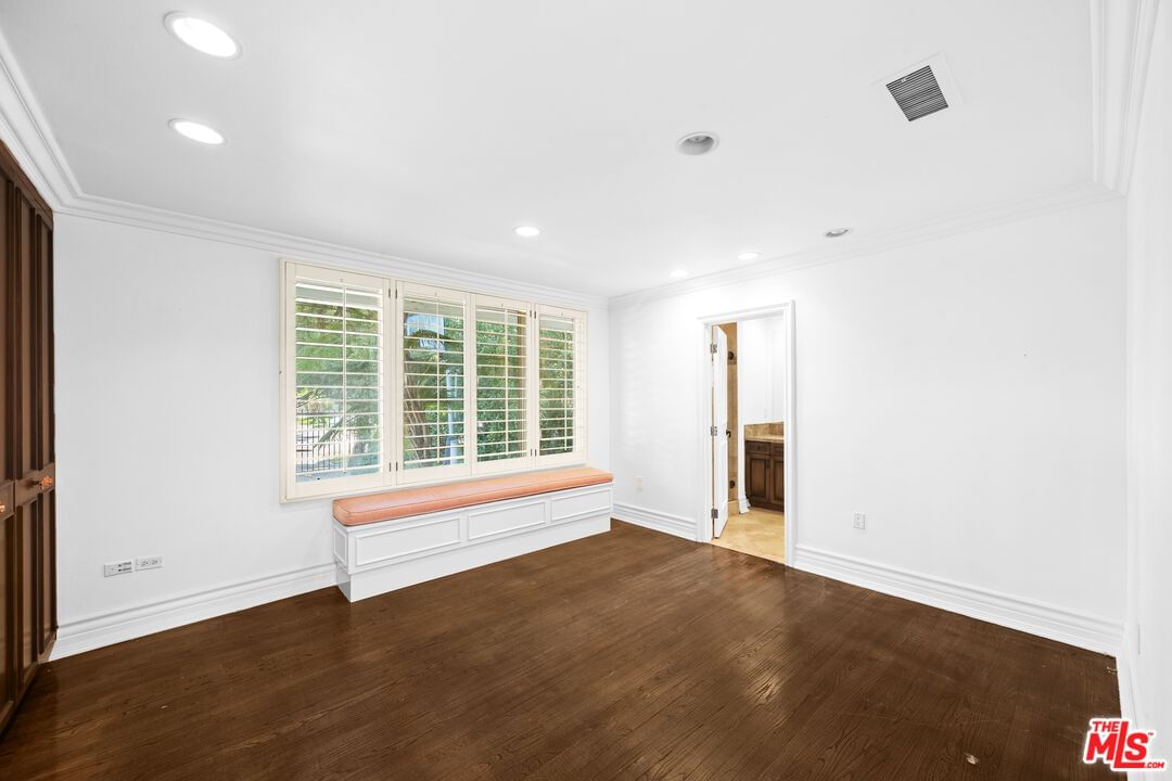 Beverly photo 30