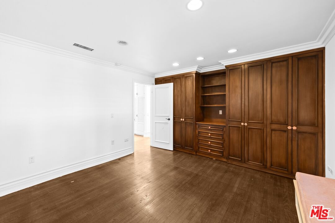 Beverly photo 31