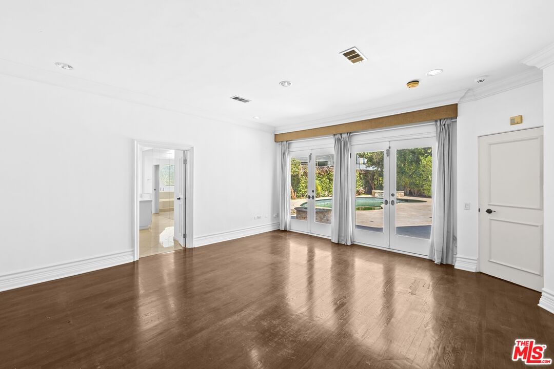 Beverly photo 35