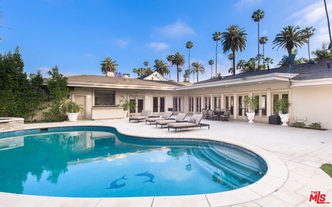 Beverly photo 42