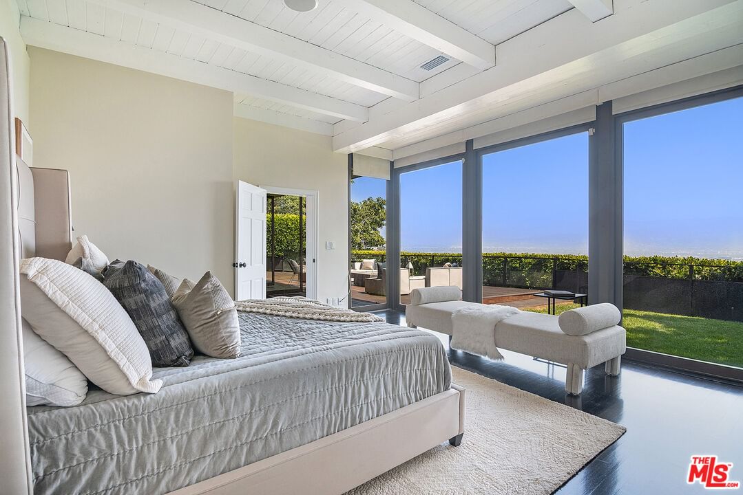 Pacific View photo 25