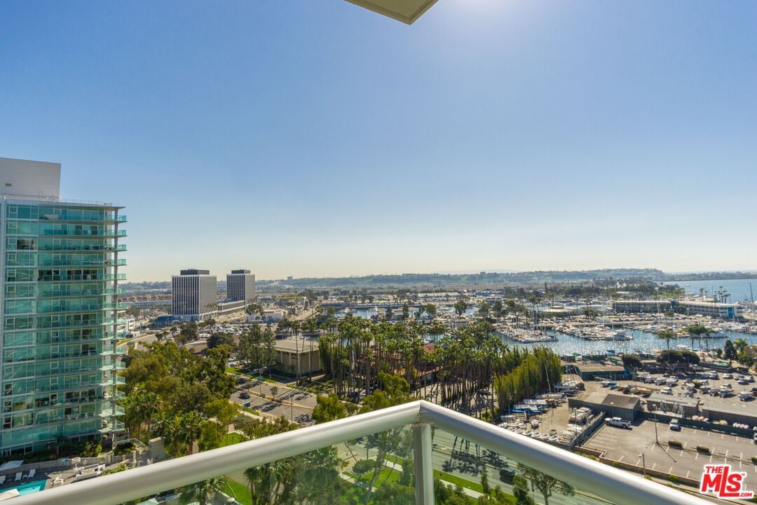 Marina Pointe photo 14
