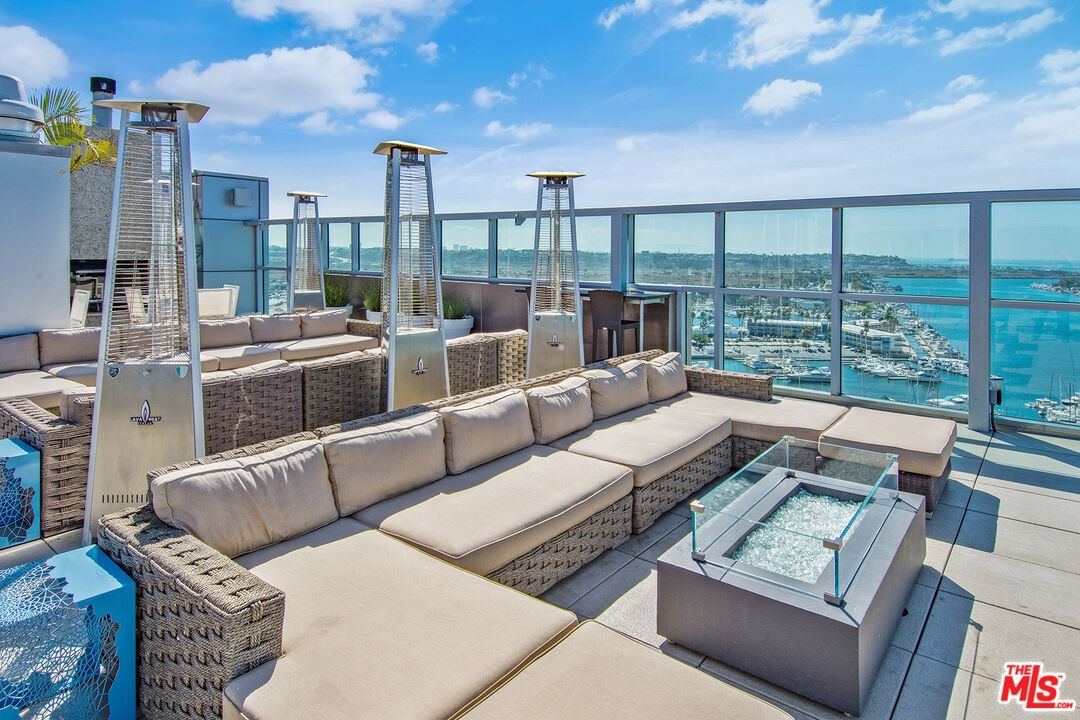 Marina Pointe photo 31