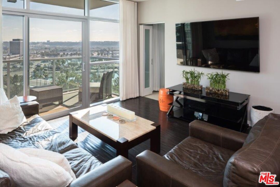 Marina Pointe photo 6