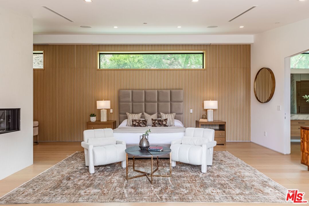 Hollyline photo 6