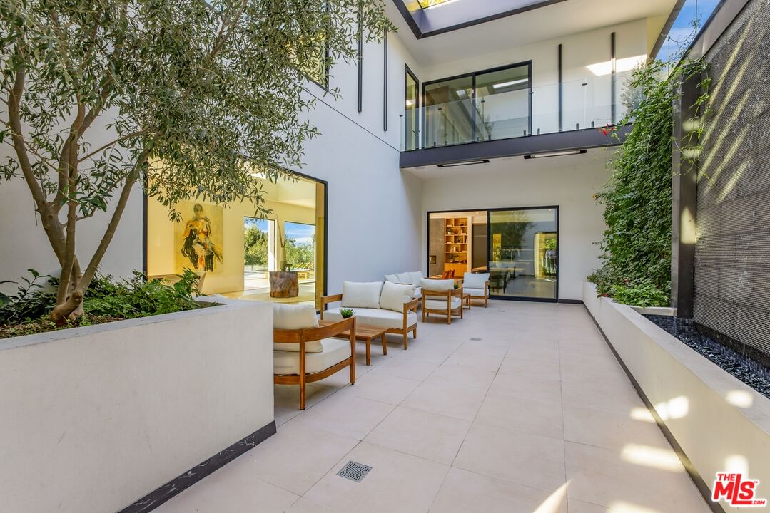 Hollyline photo 11
