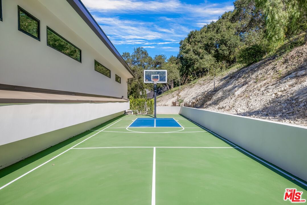 Hollyline photo 17