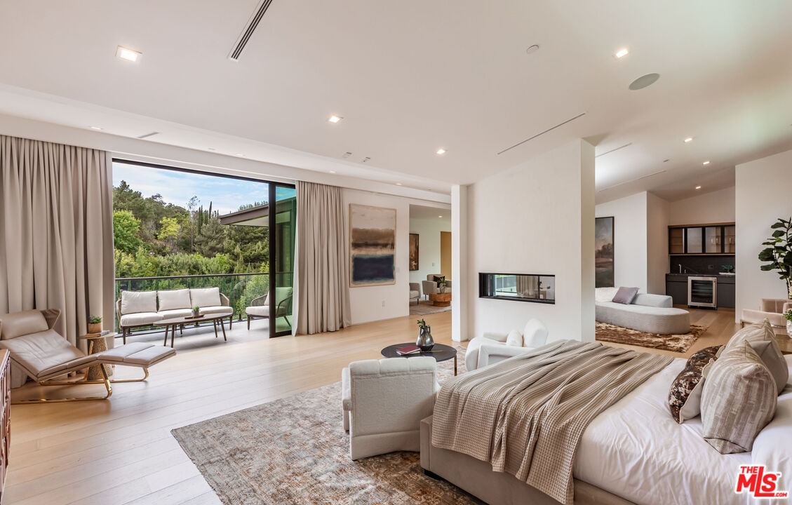 Hollyline photo 25