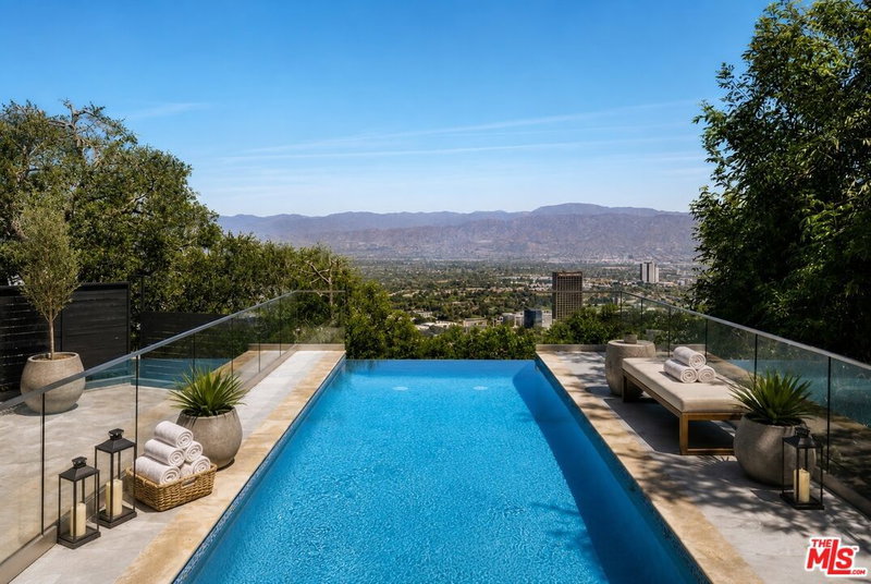 7825 Torreyson Dr