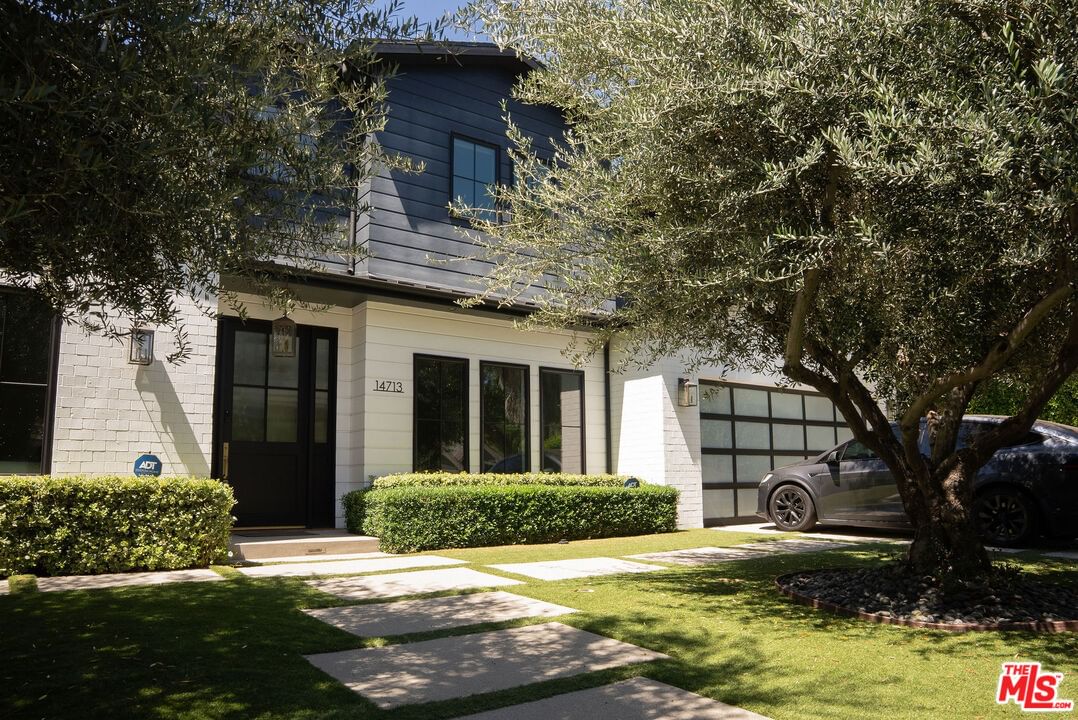 Huston photo 27