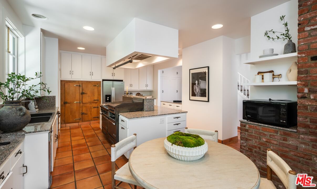 La Brea photo 20