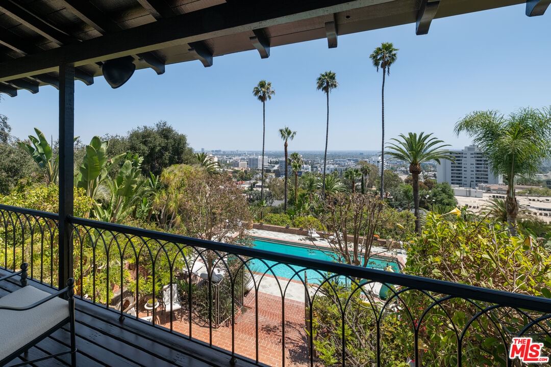 La Brea photo 23