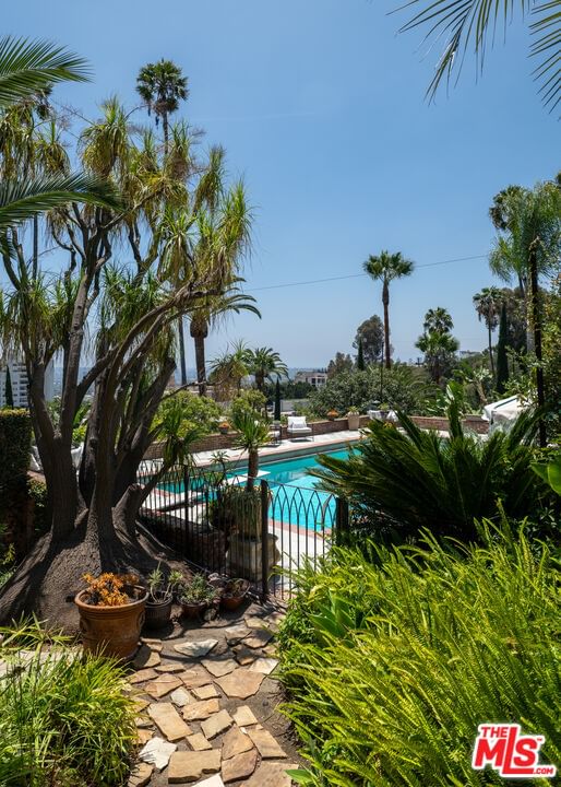 La Brea photo 29